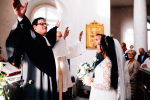 Von Norwegen nach Kassel, um zu heiraten Hochzeitsfotograf Kassel Bergpark WilhelmshöheOrangerie Inka Englisch Photography Hochzeitsreportage Aue Wedding Photographer Lifestyle Storytelling Schlosskapelle Zeremonie Trauung