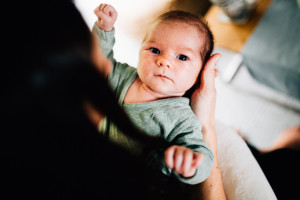 Babyfotograf Kassel Neugeborenenshooting Babyshooting Neugeborenenfoto Homestory Fotograf Kassel Frankfurt Göttingen Familienshooting zuhause Hund