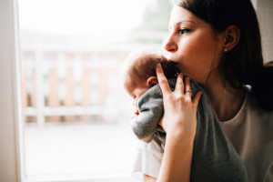 Die ersten Tage Babykuscheln Babyfotograf Kassel Neugeborenenshooting Babyshooting Neugeborenenfoto Homestory Fotograf Kassel Hann. Münden Göttingen Familienshooting zuhause Hund