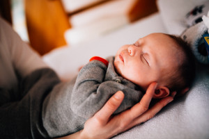 Die ersten Tage Babykuscheln Babyfotograf Kassel Neugeborenenshooting Babyshooting Neugeborenenfoto Homestory Fotograf Kassel Hann. Münden Göttingen Familienshooting zuhause Hund