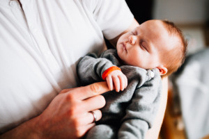 Die ersten Tage Babykuscheln Babyfotograf Kassel Neugeborenenshooting Babyshooting Neugeborenenfoto Homestory Fotograf Kassel Hann. Münden Göttingen Familienshooting zuhause Hund