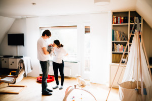 Die ersten Tage Babykuscheln Babyfotograf Kassel Neugeborenenshooting Babyshooting Neugeborenenfoto Homestory Fotograf Kassel Hann. Münden Göttingen Familienshooting zuhause Hund