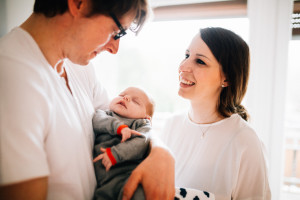 Die ersten Tage Babykuscheln Babyfotograf Kassel Neugeborenenshooting Babyshooting Neugeborenenfoto Homestory Fotograf Kassel Hann. Münden Göttingen Familienshooting zuhause Hund