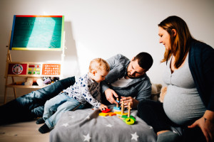Babybauchfotograf Babybauchshooting Kassel Homestory Fotograf Kassel Frankfurt Göttingen Familienshooting zuhause Babybauch Homestory in Kassel