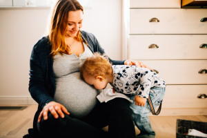 Babybauchfotograf Babybauchshooting Kassel Homestory Fotograf Kassel Frankfurt Göttingen Familienshooting zuhause Babybauch Homestory in Kassel