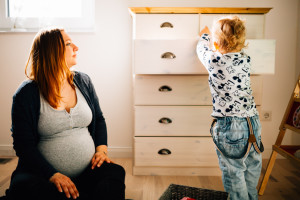 Babybauchfotograf Babybauchshooting Kassel Homestory Fotograf Kassel Frankfurt Göttingen Familienshooting zuhause Babybauch Homestory in Kassel
