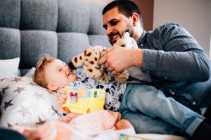 Babybauchfotograf Babybauchshooting Kassel Homestory Fotograf Kassel Frankfurt Göttingen Familienshooting zuhause Babybauch Homestory in Kassel