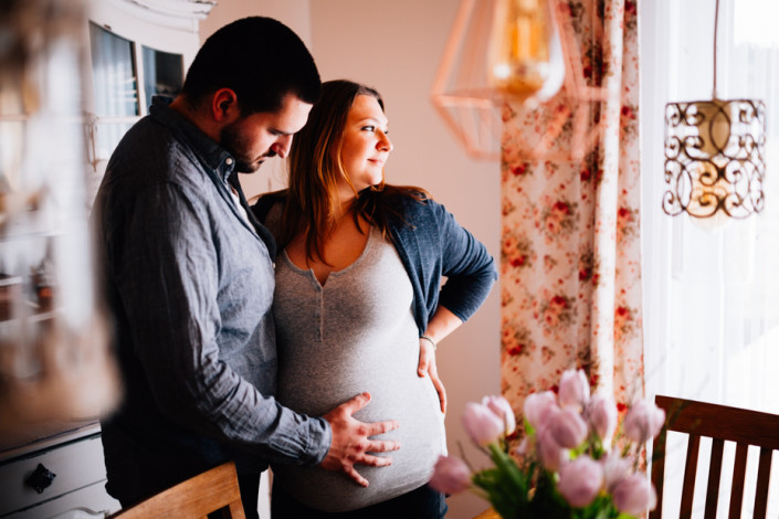 Babybauchfotograf Babybauchshooting Kassel Homestory Fotograf Kassel Frankfurt Göttingen Familienshooting zuhause Babybauch Homestory in Kassel