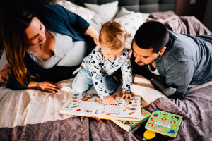 Babybauchfotograf Babybauchshooting Kassel Homestory Fotograf Kassel Frankfurt Göttingen Familienshooting zuhause Babybauch Homestory in Kassel