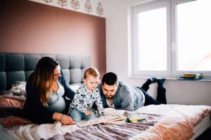 Babybauchfotograf Babybauchshooting Kassel Homestory Fotograf Kassel Frankfurt Göttingen Familienshooting zuhause Babybauch Homestory in Kassel