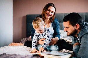 Babybauchfotograf Babybauchshooting Kassel Homestory Fotograf Kassel Frankfurt Göttingen Familienshooting zuhause Babybauch Homestory in Kassel