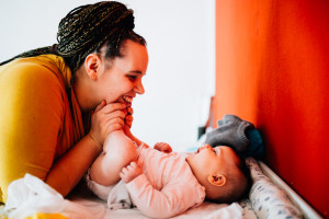Familienhomestory zu viert Babyfotograf Kassel Babyshooting Kinder Shooting Homestory Fotograf Kassel Hann. Münden Göttingen Familienshooting zuhause Reportage Dokumentation Inka Englisch Photography