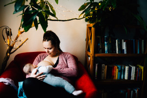 Familienhomestory zu viert Babyfotograf Kassel Babyshooting Kinder Shooting Homestory Fotograf Kassel Hann. Münden Göttingen Familienshooting zuhause Reportage Dokumentation Inka Englisch Photography