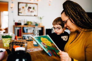 Familienhomestory zu viert Babyfotograf Kassel Babyshooting Kinder Shooting Homestory Fotograf Kassel Hann. Münden Göttingen Familienshooting zuhause Reportage Dokumentation Inka Englisch Photography