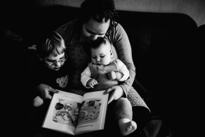 Familienhomestory zu viert Babyfotograf Kassel Babyshooting Kinder Shooting Homestory Fotograf Kassel Hann. Münden Göttingen Familienshooting zuhause Reportage Dokumentation Inka Englisch Photography