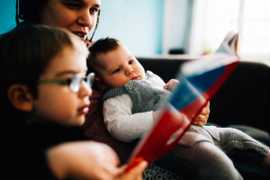 Familienhomestory zu viert Babyfotograf Kassel Babyshooting Kinder Shooting Homestory Fotograf Kassel Hann. Münden Göttingen Familienshooting zuhause Reportage Dokumentation Inka Englisch Photography