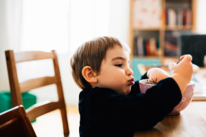 Familienhomestory zu viert Babyfotograf Kassel Babyshooting Kinder Shooting Homestory Fotograf Kassel Hann. Münden Göttingen Familienshooting zuhause Reportage Dokumentation Inka Englisch Photography