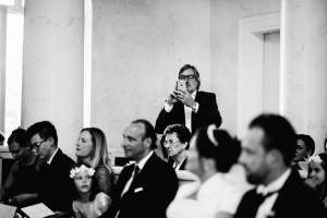 Sommerliche Hochzeit im Bergpark Wilhelmshöhe Fotograf Schlosshotel Schlosskapelle Hochzeitsfotografie Kassel Hochzeitsfotograf Wedding Photographer Ganztagesreportage Getting Ready First Look