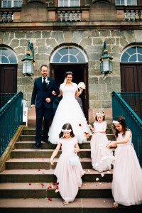 Sommerliche Hochzeit im Bergpark Wilhelmshöhe Fotograf Schlosshotel Schlosskapelle Hochzeitsfotografie Kassel Hochzeitsfotograf Wedding Photographer Ganztagesreportage Getting Ready First Look