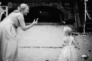 Sommerliche Hochzeit im Bergpark Wilhelmshöhe Fotograf Schlosshotel Schlosskapelle Hochzeitsfotografie Kassel Hochzeitsfotograf Wedding Photographer Ganztagesreportage Getting Ready First Look