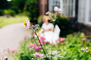Sommerliche Hochzeit im Bergpark Wilhelmshöhe Fotograf Schlosshotel Schlosskapelle Hochzeitsfotografie Kassel Hochzeitsfotograf Wedding Photographer Ganztagesreportage Getting Ready First Look