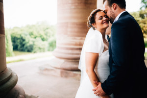 Sommerliche Hochzeit im Bergpark Wilhelmshöhe Fotograf Schlosshotel Schlosskapelle Hochzeitsfotografie Kassel Hochzeitsfotograf Wedding Photographer Ganztagesreportage Getting Ready First Look