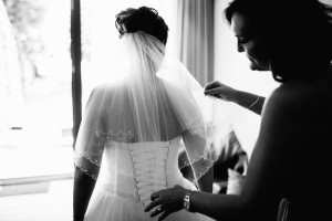 Sommerliche Hochzeit im Bergpark Wilhelmshöhe Fotograf Schlosshotel Schlosskapelle Hochzeitsfotografie Kassel Hochzeitsfotograf Wedding Photographer Ganztagesreportage Getting Ready First Look
