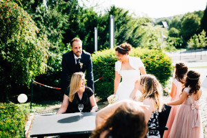 Sommerliche Hochzeit im Bergpark Wilhelmshöhe Fotograf Schlosshotel Schlosskapelle Hochzeitsfotografie Kassel Hochzeitsfotograf Wedding Photographer Ganztagesreportage Getting Ready First Look