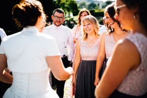 Sommerliche Hochzeit im Bergpark Wilhelmshöhe Fotograf Schlosshotel Schlosskapelle Hochzeitsfotografie Kassel Hochzeitsfotograf Wedding Photographer Ganztagesreportage Getting Ready First Look