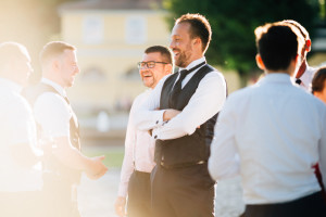 Sommerliche Hochzeit im Bergpark Wilhelmshöhe Fotograf Schlosshotel Schlosskapelle Hochzeitsfotografie Kassel Hochzeitsfotograf Wedding Photographer Ganztagesreportage Getting Ready First Look