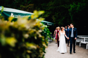 emotionale Hochzeit im Bergpark Wilhelmshöhe Kaskadenwirtschaft Grischaefer Inka Englisch 2018 freie Trauung Reportage Sektempfang Gratulationen