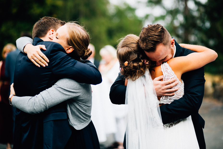 emotionale Hochzeit im Bergpark Wilhelmshöhe Kaskadenwirtschaft Grischaefer Inka Englisch 2018 freie Trauung Reportage Sektempfang Gratulationen
