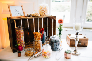 emotionale Hochzeit im Bergpark Wilhelmshöhe Kaskadenwirtschaft Grischaefer Inka Englisch 2018 freie Trauung Reportage Tischdeko Candybar