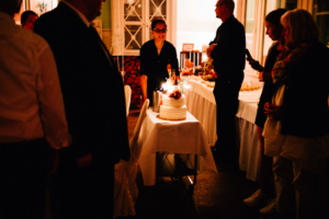 emotionale Hochzeit im Bergpark Wilhelmshöhe Kaskadenwirtschaft Grischaefer Inka Englisch 2018 freie Trauung Reportage Party Torte