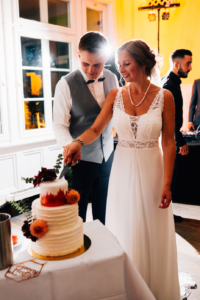 emotionale Hochzeit im Bergpark Wilhelmshöhe Kaskadenwirtschaft Grischaefer Inka Englisch 2018 freie Trauung Reportage Party Torte