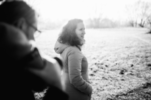 Wintergeschichte am See Homestory Familienshoot outdoor Kassel Berlin Inka Englisch Fotograf Kind Hund See Winter