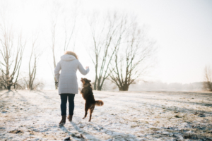Wintergeschichte am See Homestory Familienshoot outdoor Kassel Berlin Inka Englisch Fotograf Kind Hund See Winter