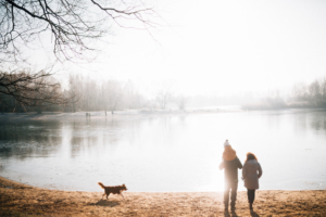 Wintergeschichte am See Homestory Familienshoot outdoor Kassel Berlin Inka Englisch Fotograf Kind Hund See Winter