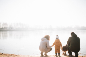 Wintergeschichte am See Homestory Familienshoot outdoor Kassel Berlin Inka Englisch Fotograf Kind Hund See Winter