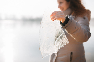 Wintergeschichte am See Homestory Familienshoot outdoor Kassel Berlin Inka Englisch Fotograf Kind Hund See Winter