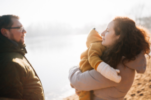 Wintergeschichte am See Homestory Familienshoot outdoor Kassel Berlin Inka Englisch Fotograf Kind Hund See Winter