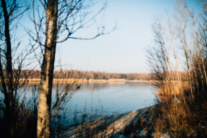 Wintergeschichte am See Homestory Familienshoot outdoor Kassel Berlin Inka Englisch Fotograf Kind Hund See Winter
