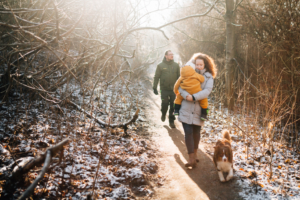 Wintergeschichte am See Homestory Familienshoot outdoor Kassel Berlin Inka Englisch Fotograf Kind Hund See Winter
