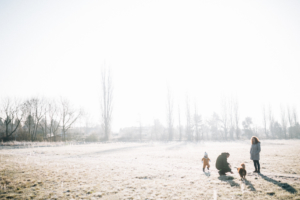 Wintergeschichte am See Homestory Familienshoot outdoor Kassel Berlin Inka Englisch Fotograf Kind Hund See Winter