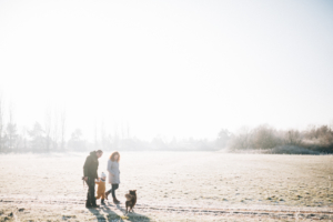 Wintergeschichte am See Homestory Familienshoot outdoor Kassel Berlin Inka Englisch Fotograf Kind Hund See Winter