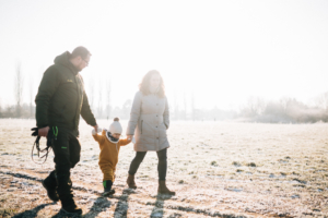 Wintergeschichte am See Homestory Familienshoot outdoor Kassel Berlin Inka Englisch Fotograf Kind Hund See Winter
