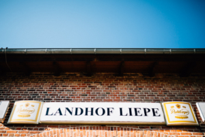 Wenn das Herz JA sagt ... Hochzeit im Kloster Chorin Hochzeitsfotograf Kassel Inka Englisch Photography Wedding Deko Hochzeitsreportage Berlin Landhof Liepe Sommer