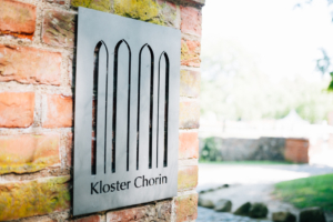 Wenn das Herz JA sagt ... Hochzeit im Kloster Chorin Hochzeitsfotograf Kassel Inka Englisch Photography Wedding Deko Hochzeitsreportage Berlin Landhof Liepe Sommer Trauung