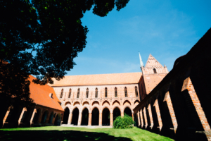 Wenn das Herz JA sagt ... Hochzeit im Kloster Chorin Hochzeitsfotograf Kassel Inka Englisch Photography Wedding Deko Hochzeitsreportage Berlin Landhof Liepe Sommer Trauung