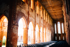 Wenn das Herz JA sagt ... Hochzeit im Kloster Chorin Hochzeitsfotograf Kassel Inka Englisch Photography Wedding Deko Hochzeitsreportage Berlin Landhof Liepe Sommer Trauung Portraits